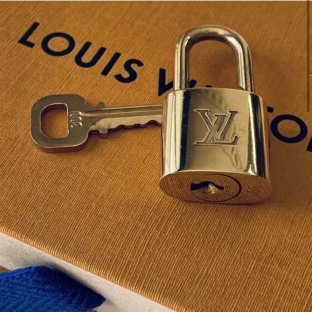 AUTHENTIC Near Mint Louis Vuitton lock and key - Picture 5 of 13